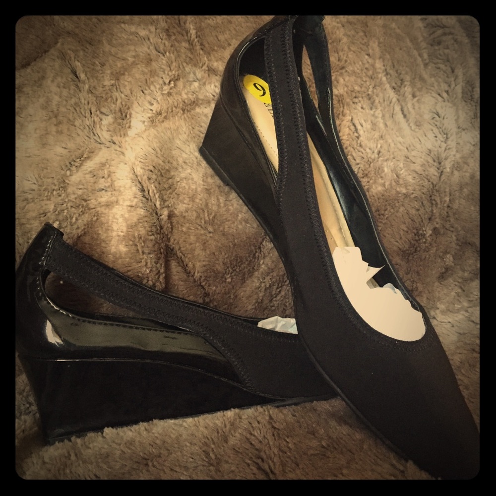 ELLEN TRACY black patent wedge heel cutout Size 9